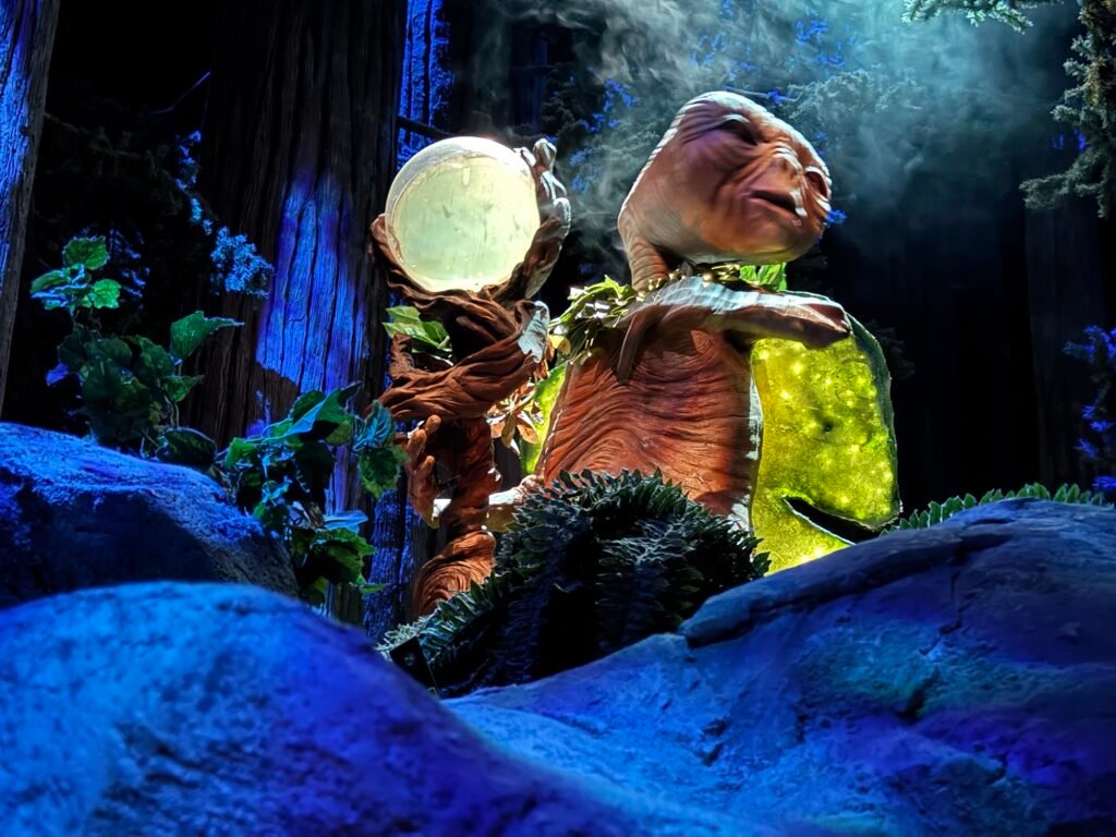 Photo of ET Queue Animatronic at Universal Orlando Resort Smoking from RideRover